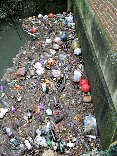 Debris and Pollution in the Duke of Northumberland's River, de Jim Linwood